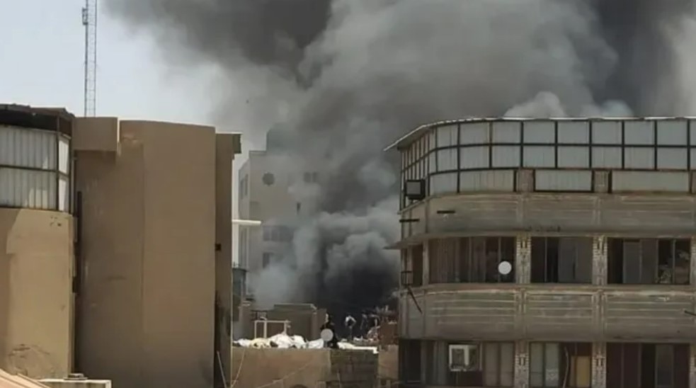 فرق الإطفاء تستعين بمياه دجلة لإخماد حريق السنك