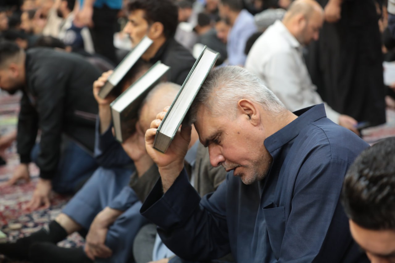 باختلاف السنتهم والوانهم وازيائهم... حشود مليونية تحيي ليلة القدر الثالثة في كربلاء الطف والشهادة(صور)